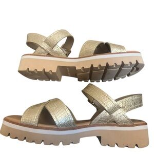 DONALD J PLINER Leather Platino Strap Sandals Size 8 Gold Sparkle Lug Sole EUC